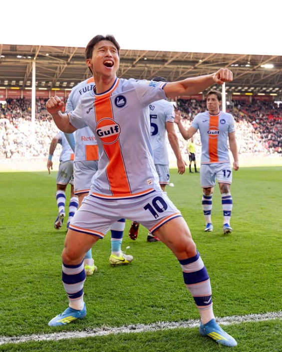 엄지성이 4일(한국시간) 영국 셰필드의 브라몰 레인서 벌어진 셰필드 유나이티드와 원정경기서 후반 37분 골을 터트린 뒤 세리머니를 하고 있다. 사진출처│스완지 시티 SNS