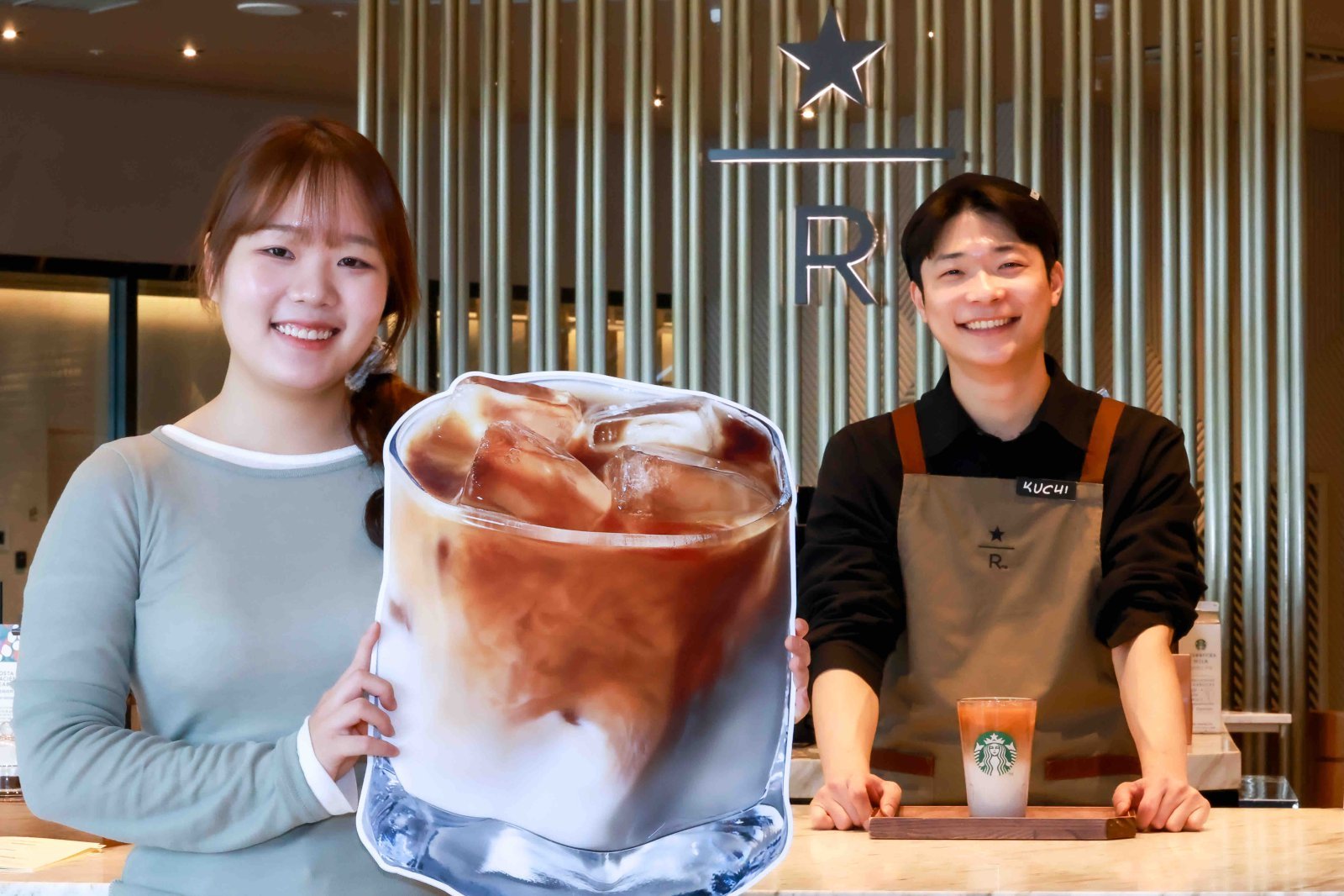 스타벅스 코리아가 새롭게 출시한 ‘스위트 밀크 커피’가 출시 3주 만에 누적 판매 50만 잔을 넘어서며, 새로운 데일리 커피로 주목받고 있다.  사진제공 ｜스타벅스 코리아