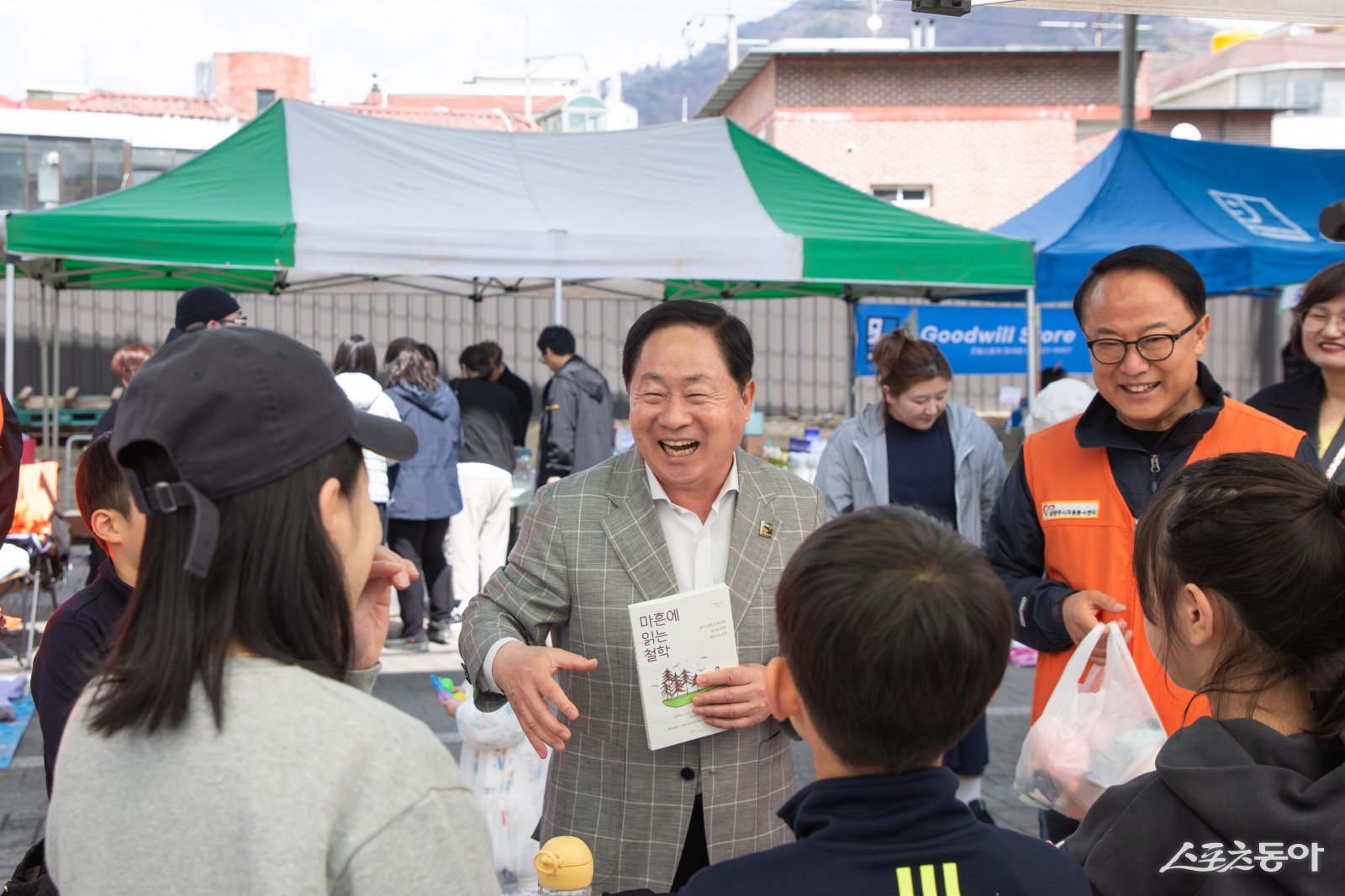 4일 화도읍에서 열린 바자회에 참석한 주광덕 남양주 시장(가운데). 사진제공ㅣ남양주시
