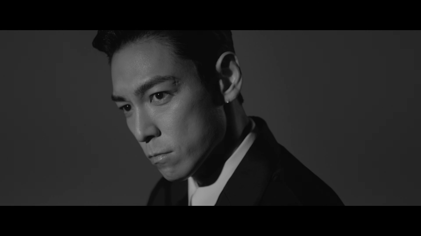 빅뱅 출신 탑이 13년 만에 솔로 정규 앨범 ‘다중관점’으로 복귀, 팀과의 결별을 암시하는 직설적 가사로 화제를 모으고 있다. 이런 가운데 지드래곤(작은 사진)·태양 등 멤버들이 SNS를 통해 탑의 앨범 발매를 응원 메시지를 전하며 팬들의 관심을 더욱 끌어올렸다. 사진캡처 | 유튜브 ‘데스페라도’ 뮤직비디오