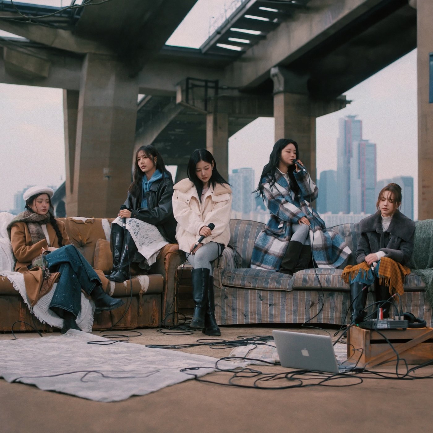 피프티피프티가 레전드 록 밴드 핑크 플로이드의 곡을 공식 커버하며 세대를 초월한 글로벌 호응을 얻는 데 성공했다. 기획사 대표와 멤버의 ‘취향공명’에서 출발한 이 프로젝트를 통해 피프티피프티는 ‘해외 아재 리스너’까지 새로운 팬덤층으로 확장하는 이례적 양상을 보이고 있다. 사진제공|어트랙트