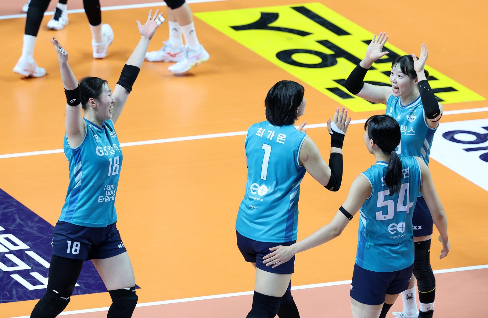 [GS칼텍스 V4] 주장 유서연과 권민지, GS칼텍스의 ‘언성 히어로’ 토종 OH 라인…이보다 더 짜릿할 수 없다