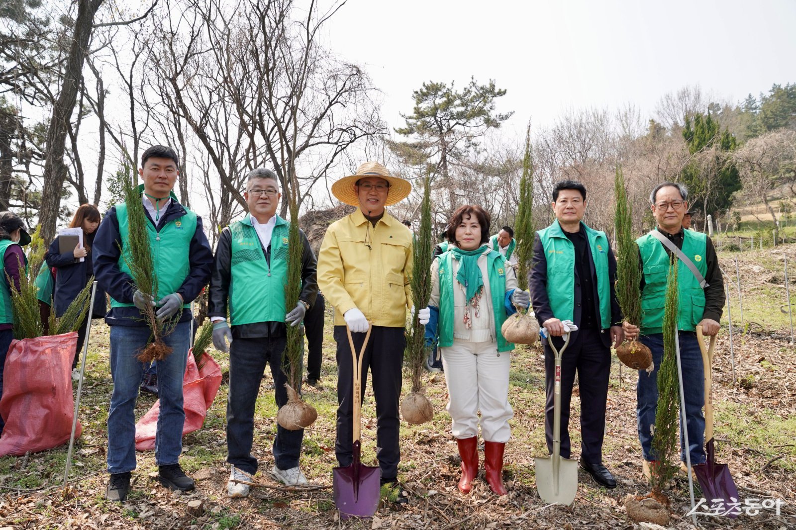 목포시는 지난 2일 입암산 공원 일원에서 제81회 식목일을 기념하는 나무심기 행사를 개최했다. 사진제공 I 목포시