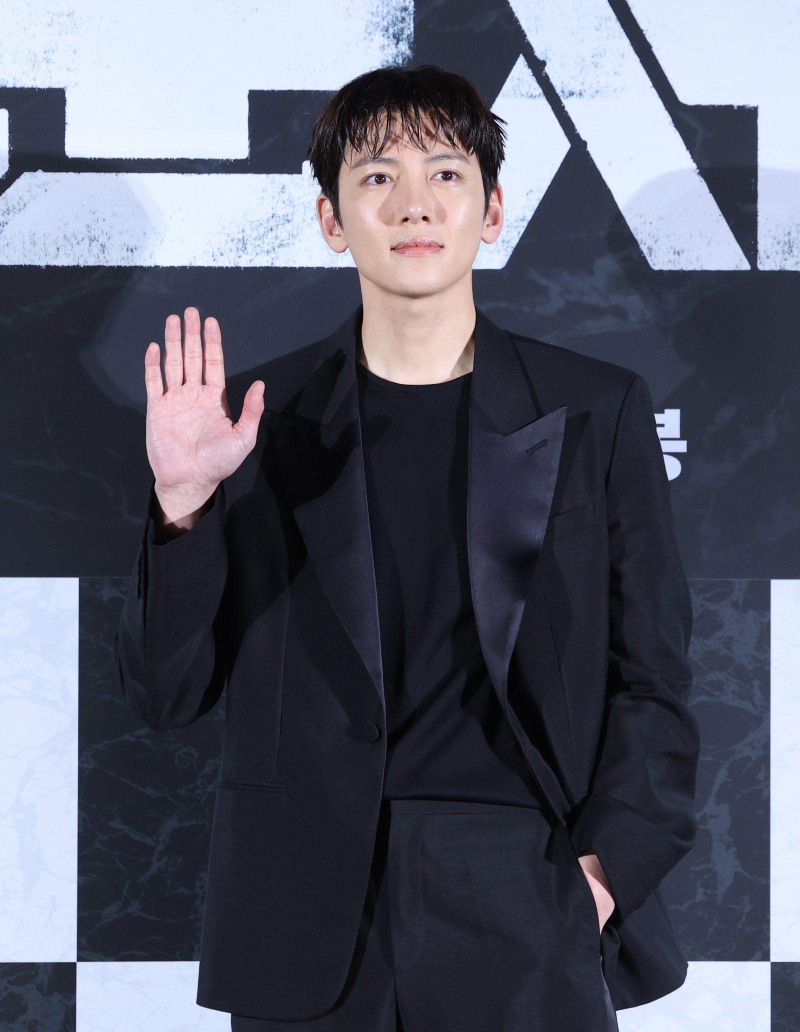 [서울=뉴시스] 조수정 기자 = 배우 지창욱이 6일 오전 서울 용산 CGV에서 열린 영화 ‘군체’ 제작보고회에서 포토타임 때 포즈를 취하고 있다. 영화 군체는 5월 개봉한다.  2026.04.06. chocrystal@newsis.com