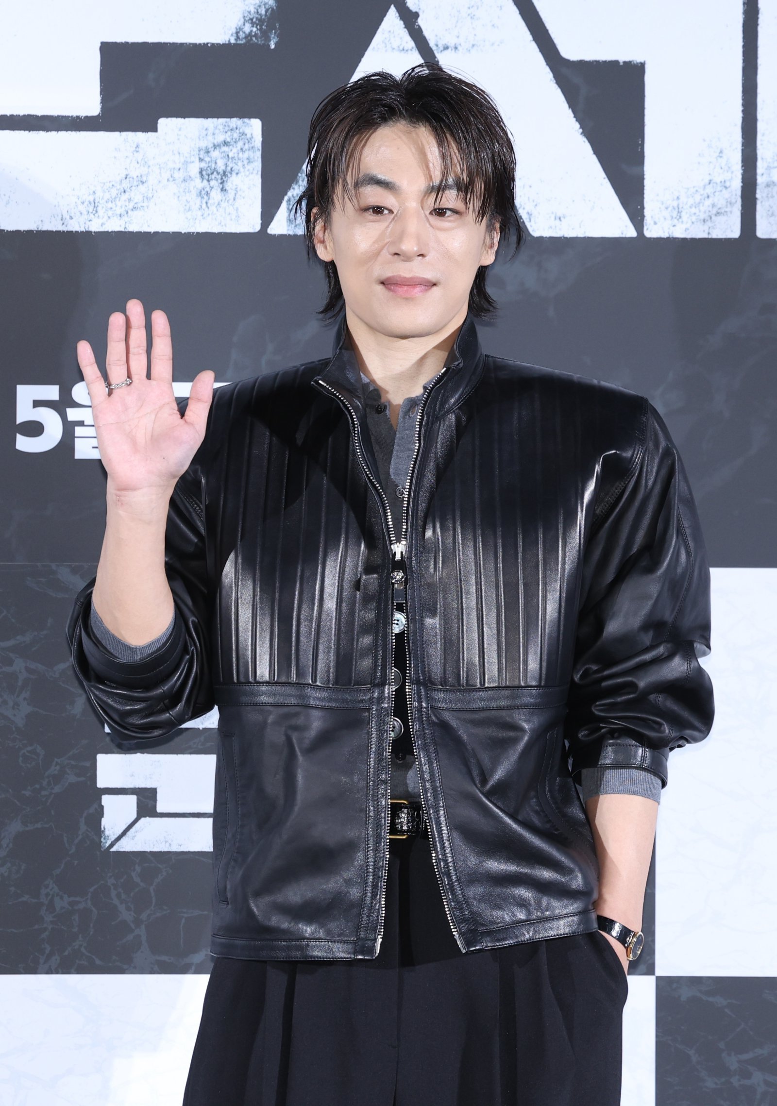 [서울=뉴시스] 조수정 기자 = 배우 구교환이 6일 오전 서울 용산 CGV에서 열린 영화 ‘군체’ 제작보고회에서 포토타임 때 포즈를 취하고 있다. 영화 군체는 5월 개봉한다.  2026.04.06. chocrystal@newsis.com