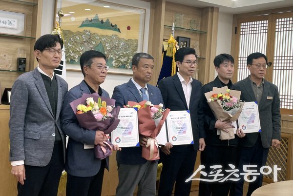 영덕군이 ‘영덕군 수산물 품질인증제도’ 인증서를 전달하고 있다. 사진제공 ㅣ  영덕군