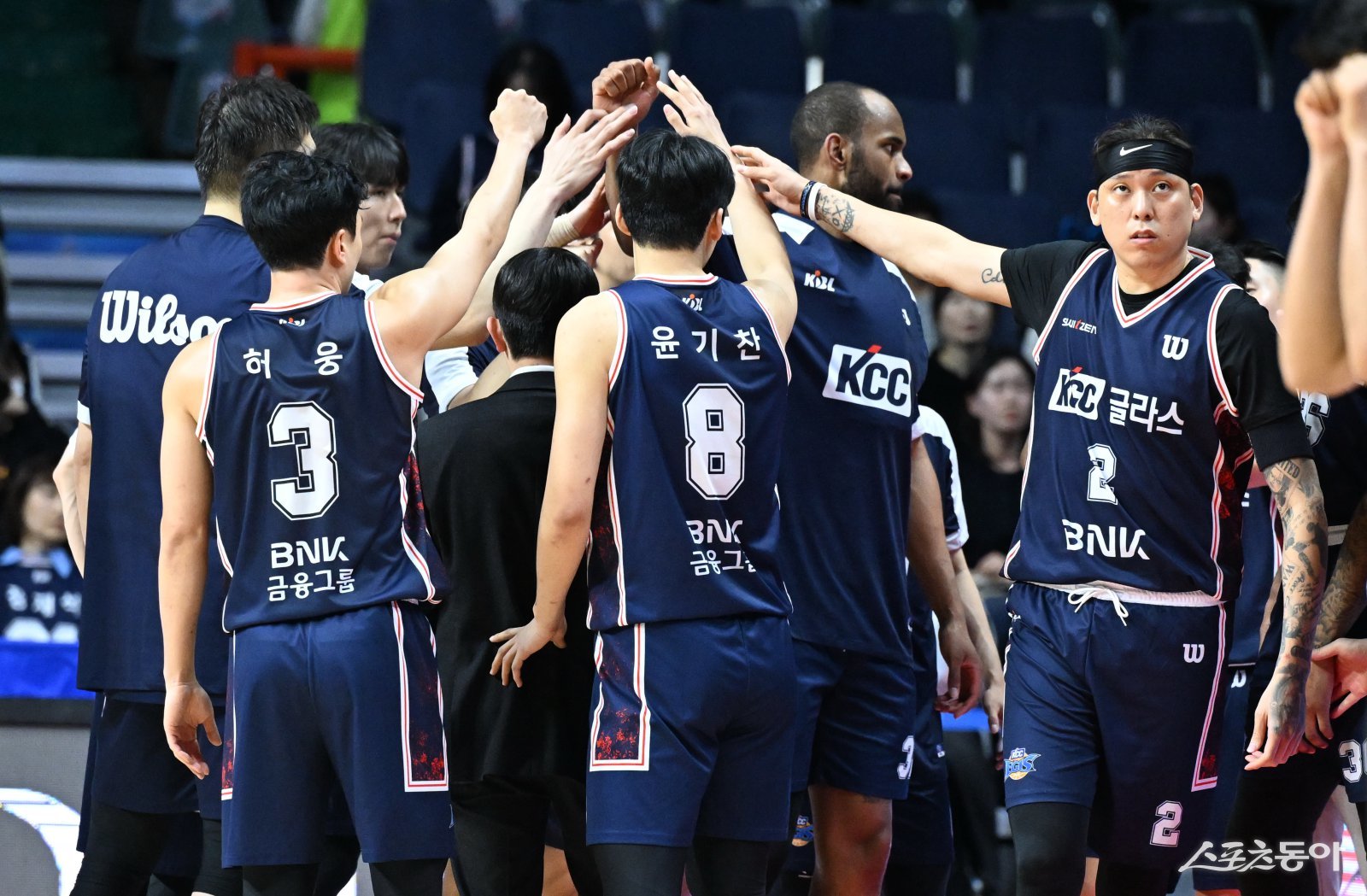KCC 선수들이 경기를 이긴 뒤 한 데 모여  하이파이브를 하고 있다.  사진제공｜KBL