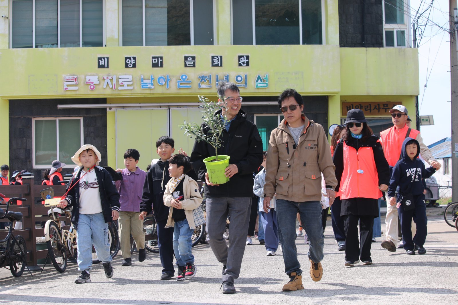 드론배송된 올리브묘목을 농장으로 운반하는 한국관광공사 제주지사장(왼쪽)과 비양리장. 사진제공 | 한국관광공사
