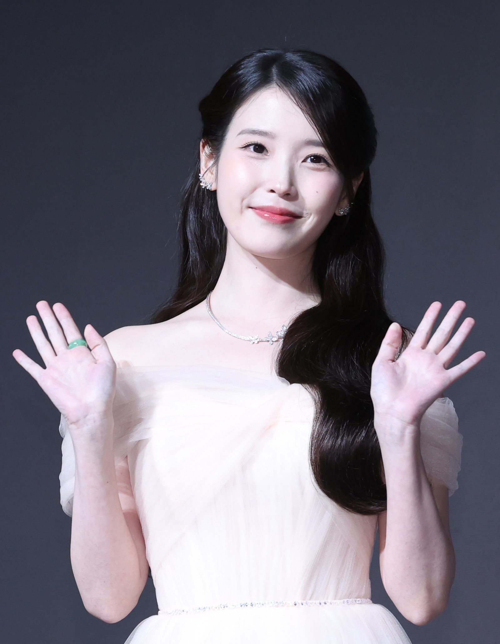 [서울=뉴시스] 조수정 기자 = 배우 아이유(이지은)가 6일 오후 서울 강남구 조선팰리스 서울강남에서 열린 MBC 금토드라마 ‘21세기 대군부인’ 제작발표회에서 포토타임 때 포즈를 취하고 있다. 21세기 대군부인은 오는 10일부터 방송한다. 2026.04.06. chocrystal@newsis.com