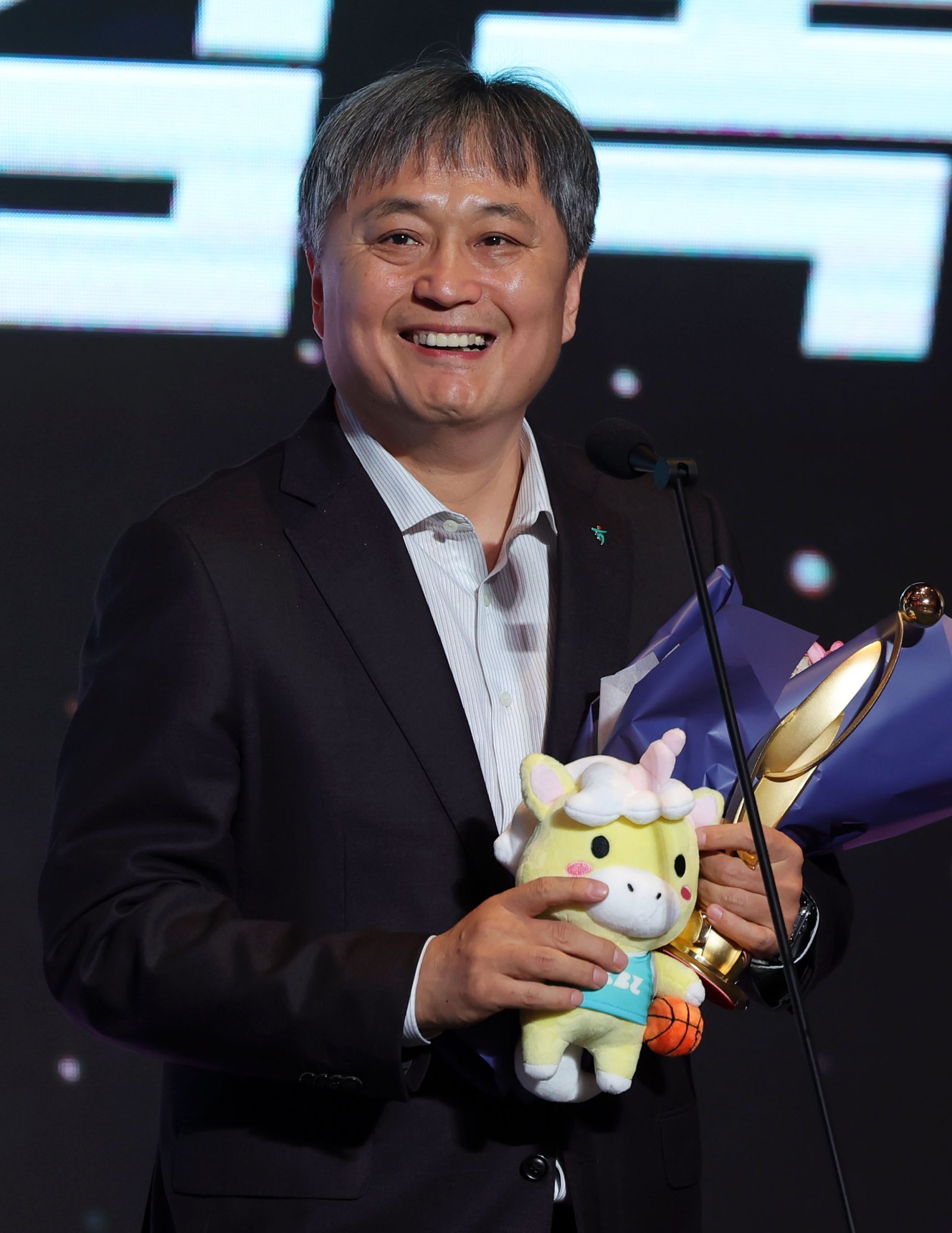 단일리그 최초 ‘非우승팀’ 지도상…하나은행 이상범 감독, WKBL 입성 첫 시즌부터 인정받았다