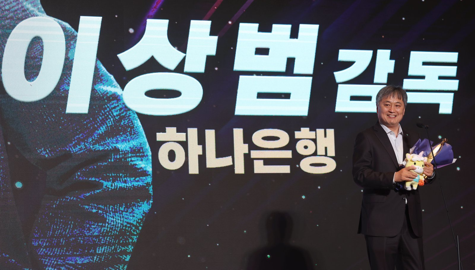 이상범 하나은행 감독이 6일 서울드래곤시티서 열린 여자프로농구 정규리그 시상식서 지도상을 수상한 뒤 환하게 웃고 있다. 서울｜뉴시스