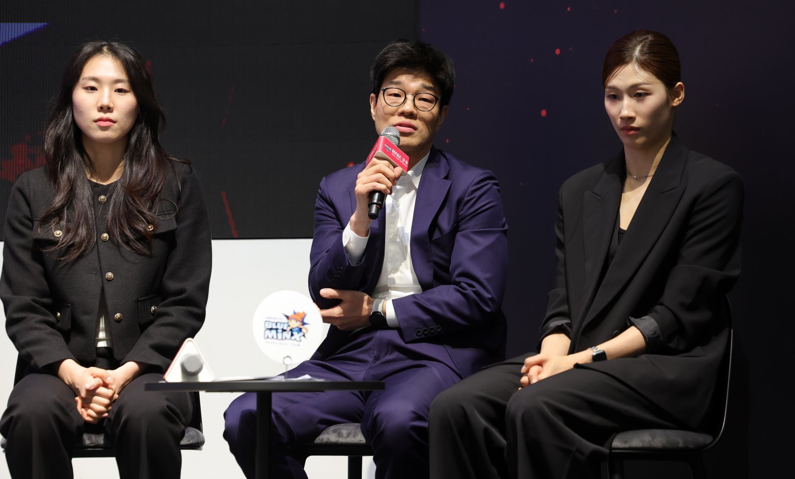 삼성생명 강유림, 하상윤 감독, 이해란(왼쪽부터)이 6일 서울드래곤시티서 열린 PS 미디어데이서 각오를 전하고 있다. 서울|뉴시스