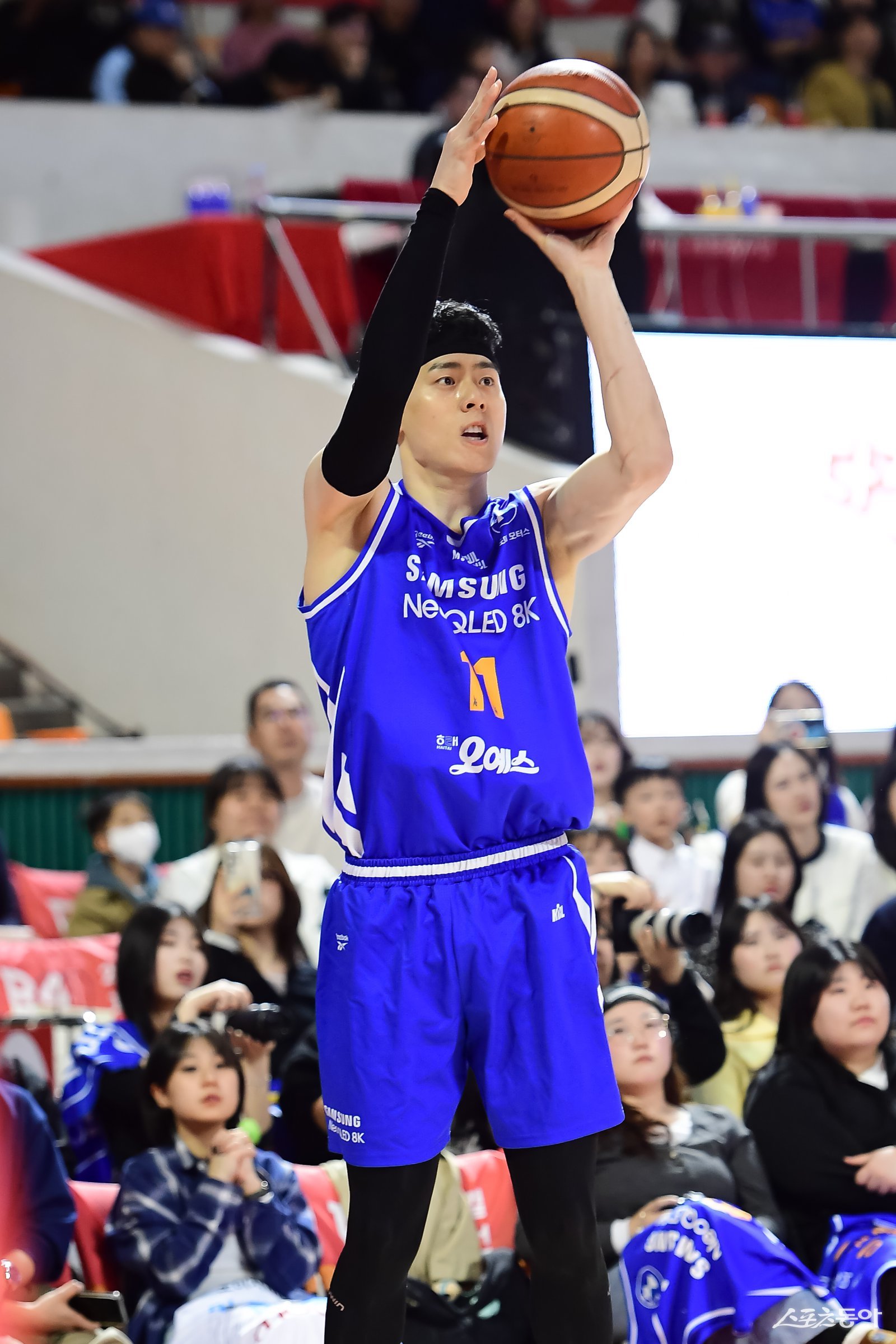뜨거운 손끝 자랑한 이관희…3점슛 16개 터트린 삼성, 4강 PO 직행 노린 SK에 고춧가루 [SD 잠실 리포트]
