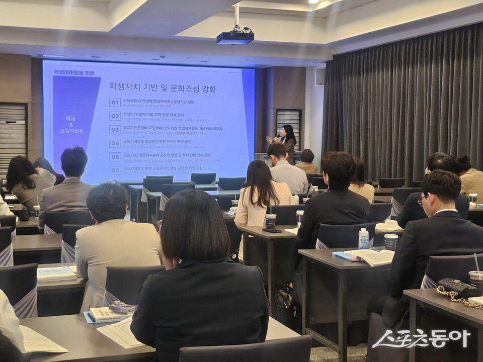 전라남도교육청이 6일 담양에서 ‘2026. 민주인권팀 소관 업무 담당자 연찬회’를 갖고 교육청과의 유기적인 네트워크를 통한 협력 및 학교 현장의 민주·인권 교육 실천력을 높이기 위한 방안을 모색했다. 사진제공 I 전라남도교육청