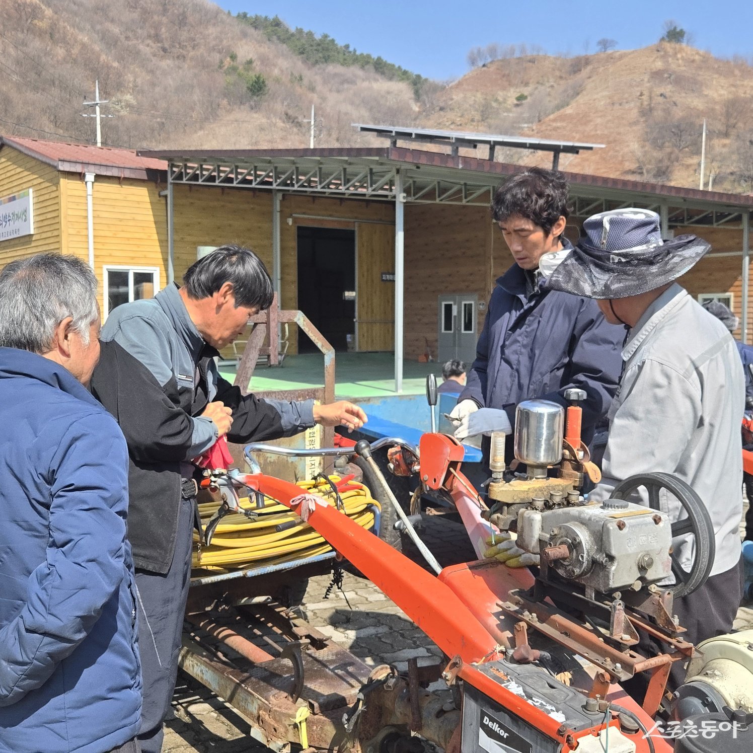 전라남도농업기술원이 본격적인 영농철을 앞두고 농기계 사용 증가에 대비해 도서·오지 지역을 중심으로 ‘찾아가는 농기계 순회수리’를 실시한다. 사진제공 I 전라남도