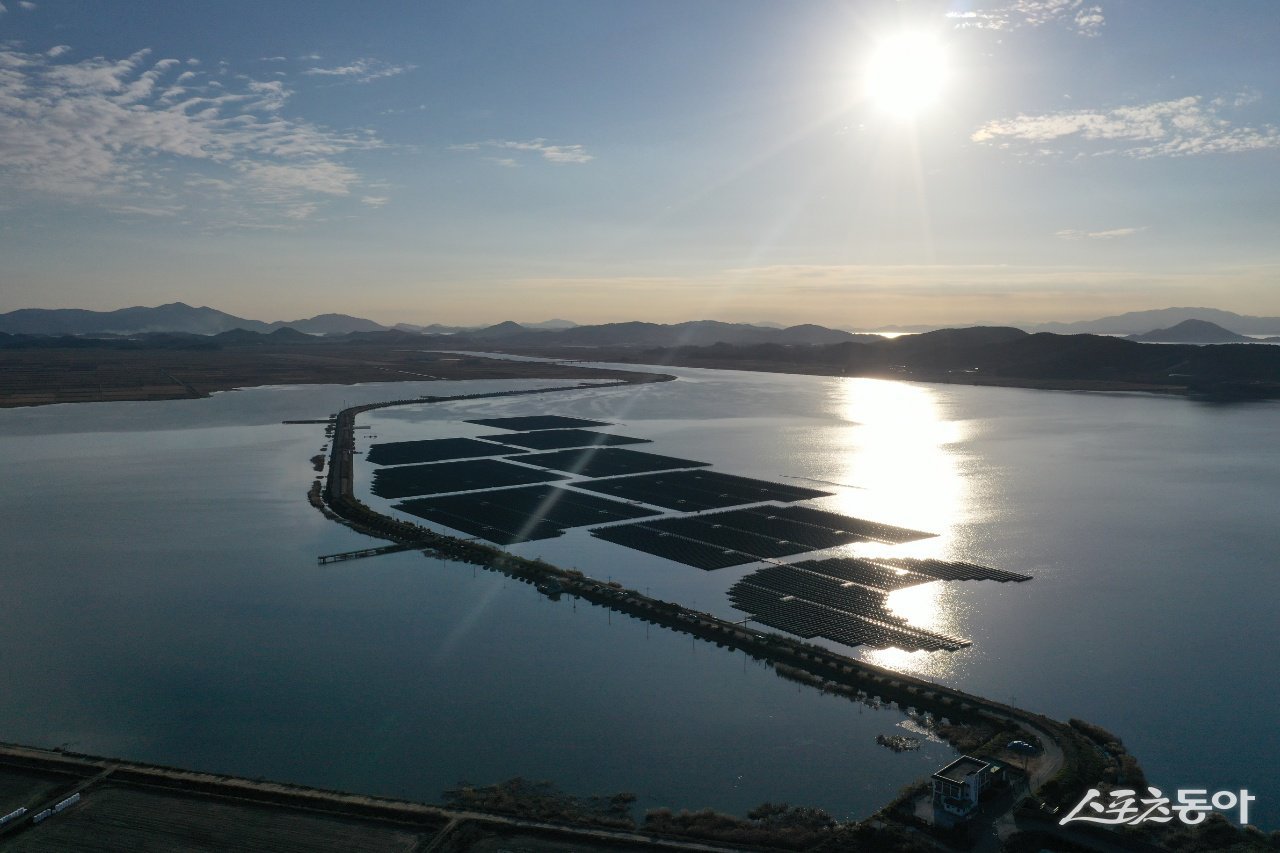 한국농어촌공사는 수상 태양광 발전 규모를 3기가와트(GW)로 확대하고, 공사 수익은 농어민을 위한 농업용수 공급 서비스 재원으로 활용할 계획이라고 7일 밝혔다. 사진제공 I 한국농어촌공사