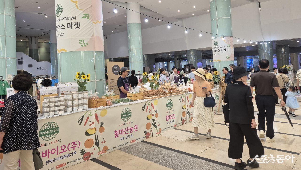 지난해 롯데백화점센텀점에서 개최된 기장 파머스마켓 행사장 전경. (사진제공=기장군)