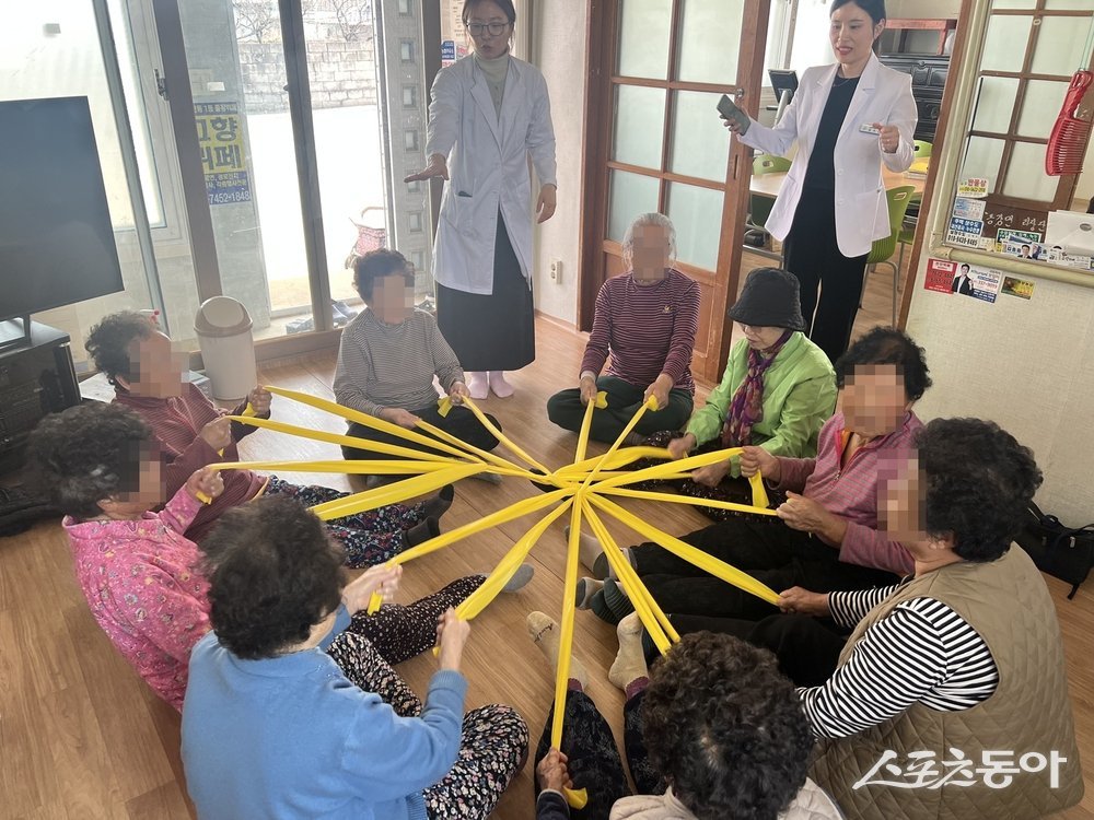 나주시는 지역 어르신들의 건강 증진을 위해 운영해 온 ‘찾아가는 경로당 순회 서비스’를 2026년부터 ‘우리 동네 건강 사랑방’으로 확대 개편해 운영한다고 밝혔다. 사진제공 I 나주시