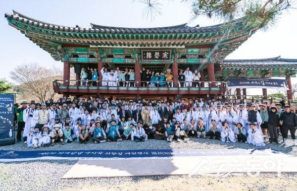 안동시가 ‘제6회 퇴계선생 마지막 귀향길 재현행사’를 개최한 후 기념촬영을 하고 있는 모습. 사진제공ㅣ안동시