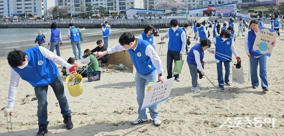 지난 5일 광안리에서 신천지자원봉사단 부산서부지부가 ‘플라스틱 제로’ 캠페인을 진행한 가운데 쓰레기를 수거하고 있다. (사진제공=신천지자원봉사단 부산서부지부)