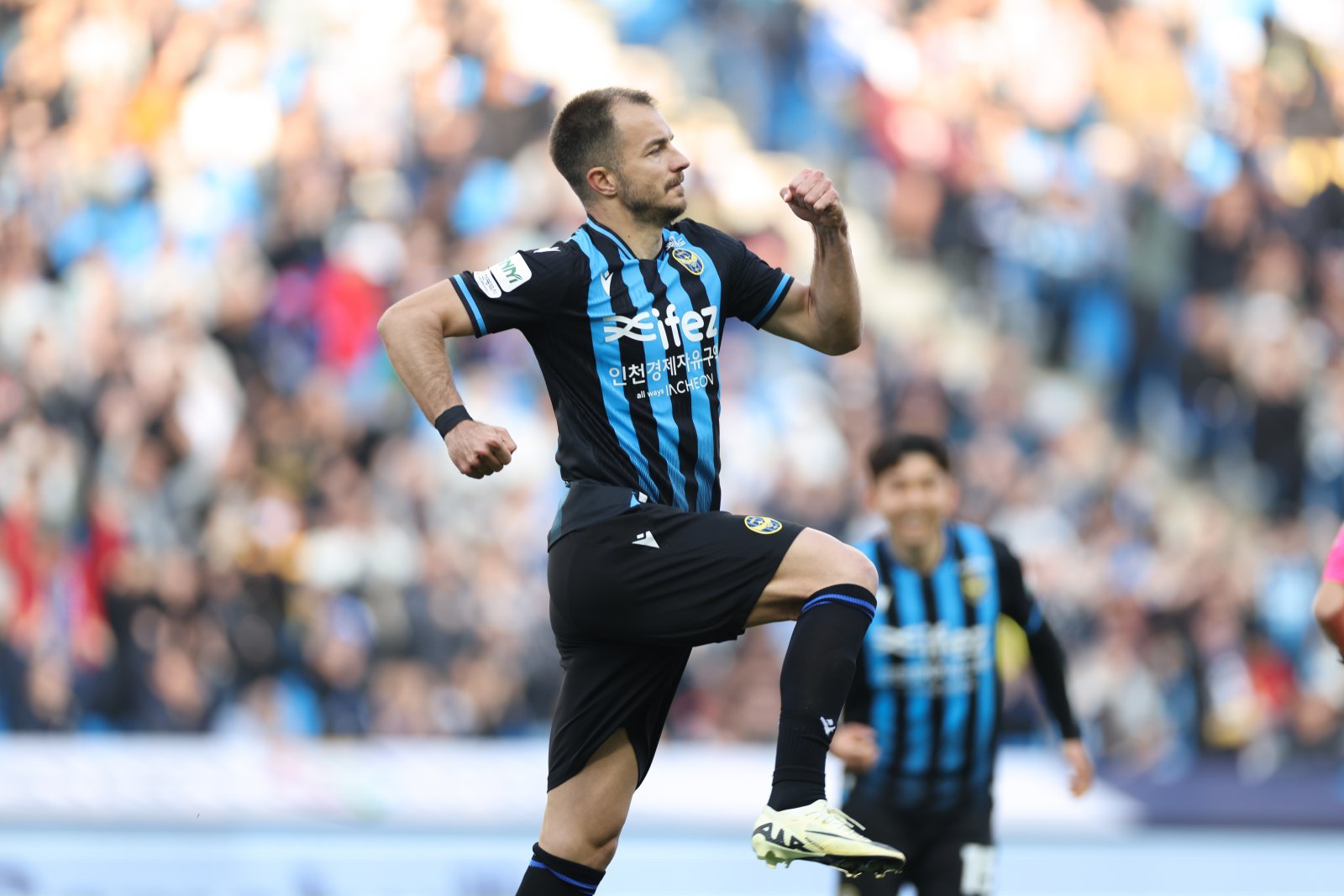 인천 무고사가 5일 인천축구전용경기장에서 열린 김천과 K리그1 6라운드 홈경기서 득점포를 가동한 뒤 환호하고 있다. 사진제공｜한국프로축구연맹
