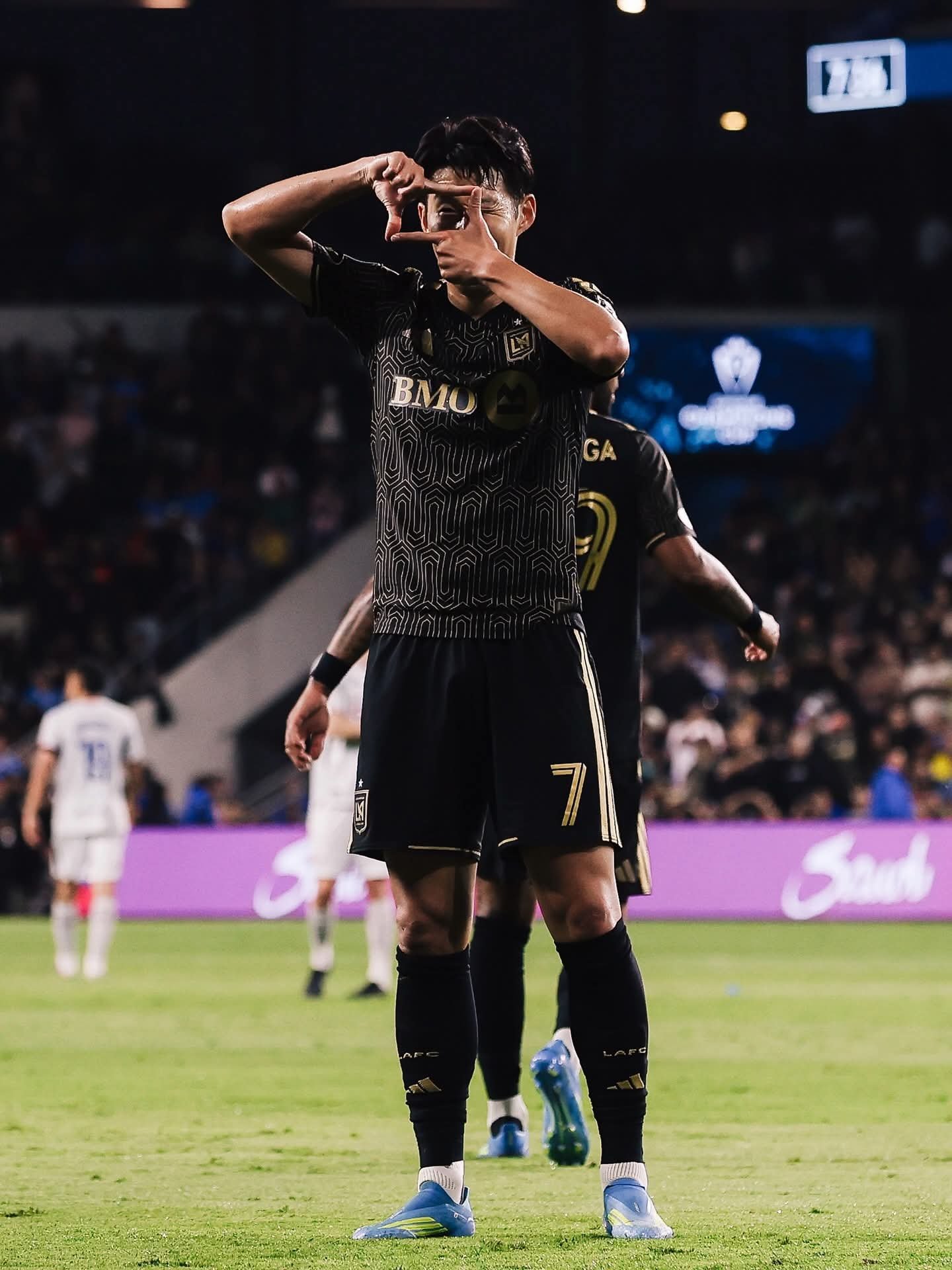 LAFC 손흥민(7번)이 8일(한국시간) 미국 캘리포니아주 BMO스타디움에서 열린 크루스 아술과 북중미 챔피언스컵 8강 1차전 홈경기에서 선제 결승골을 뽑은 뒤 자신의 시그니처 ‘찰칵 세리머니’를 하고 있다. 사진출처｜LAFC 페이스북