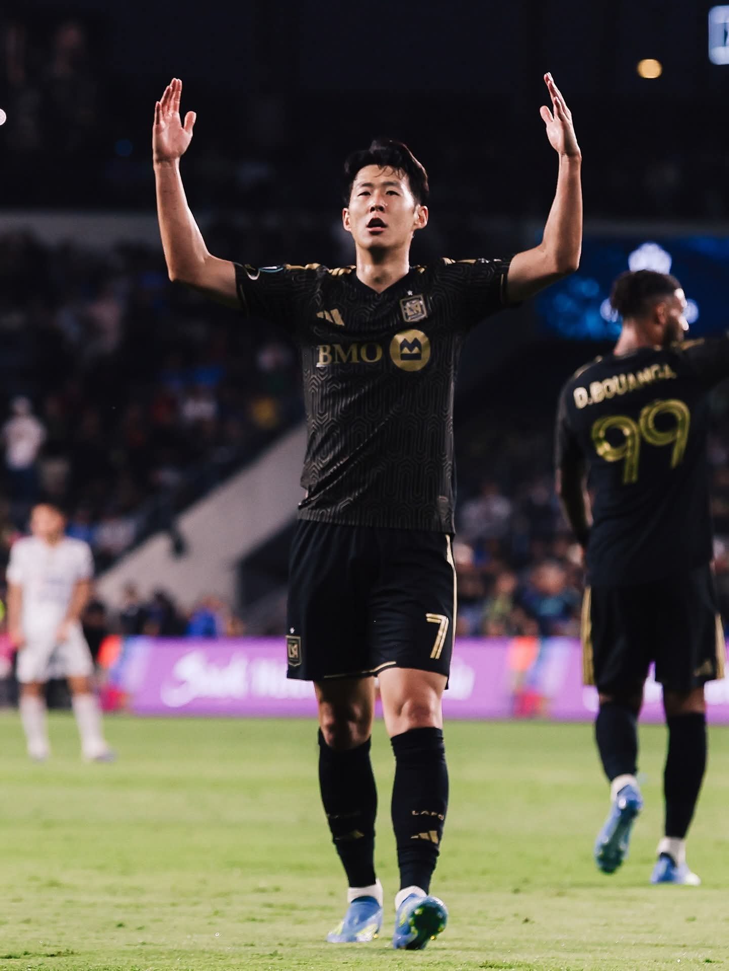 LAFC 손흥민(7번)이 8일(한국시간) 미국 캘리포니아주 BMO스타디움에서 열린 크루스 아술과 북중미 챔피언스컵 8강 1차전 홈경기에서 선제 결승골을 뽑은 뒤 홈관중의 호응을 유도하고 있다. 사진출처｜LAFC 페이스북