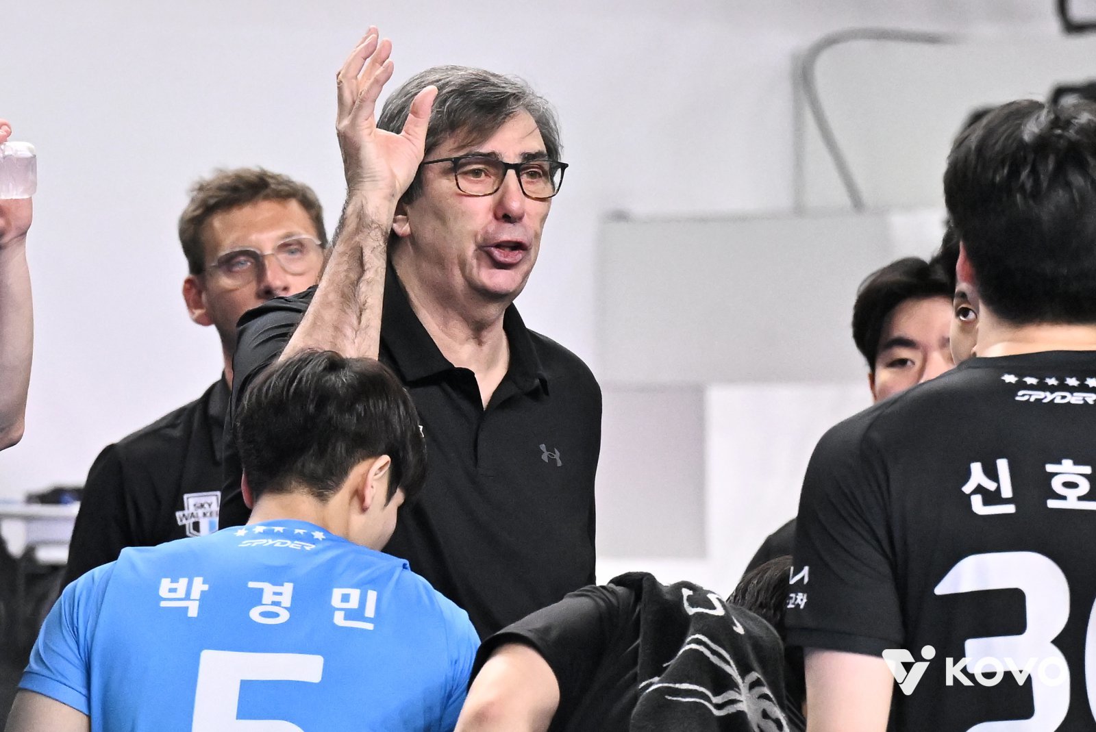 [SD 천안 인터뷰] ‘확률 0% 뒤집기’ 꿈꾸는 필립 블랑 현대캐피탈 감독, “우리의 분노는 사라지지 않아” VS ‘반전 없는 마무리’ 원하는 헤난 달 조토 대한항공 감독, “ 원한 순간에 가까워졌다! 선수라면 지금 쉬고 싶지 않을 것”