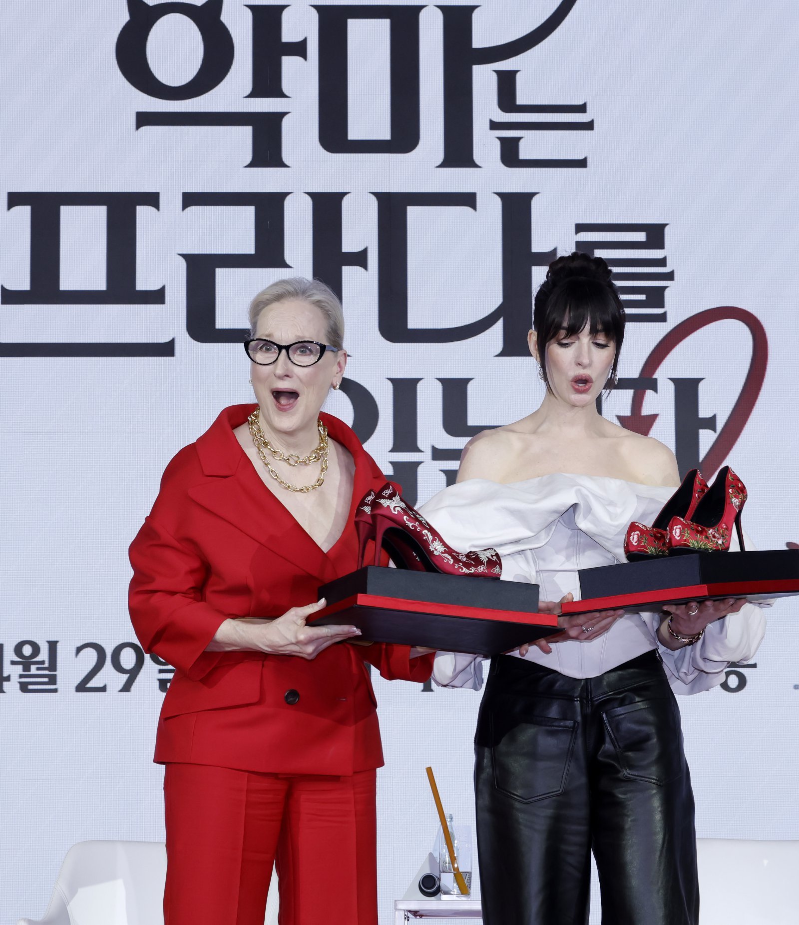[서울=뉴시스] 김혜진 기자 = 배우 메릴 스트립(왼쪽), 앤 헤서웨이가 8일 서울 종로구 포시즌스 호텔에서 열린 영화 ‘악마는 프라다를 입는다2’ 내한 기자간담회에서 관계자에게 꽃신 선물을 받고 있다. 2026.04.08. jini@newsis.com