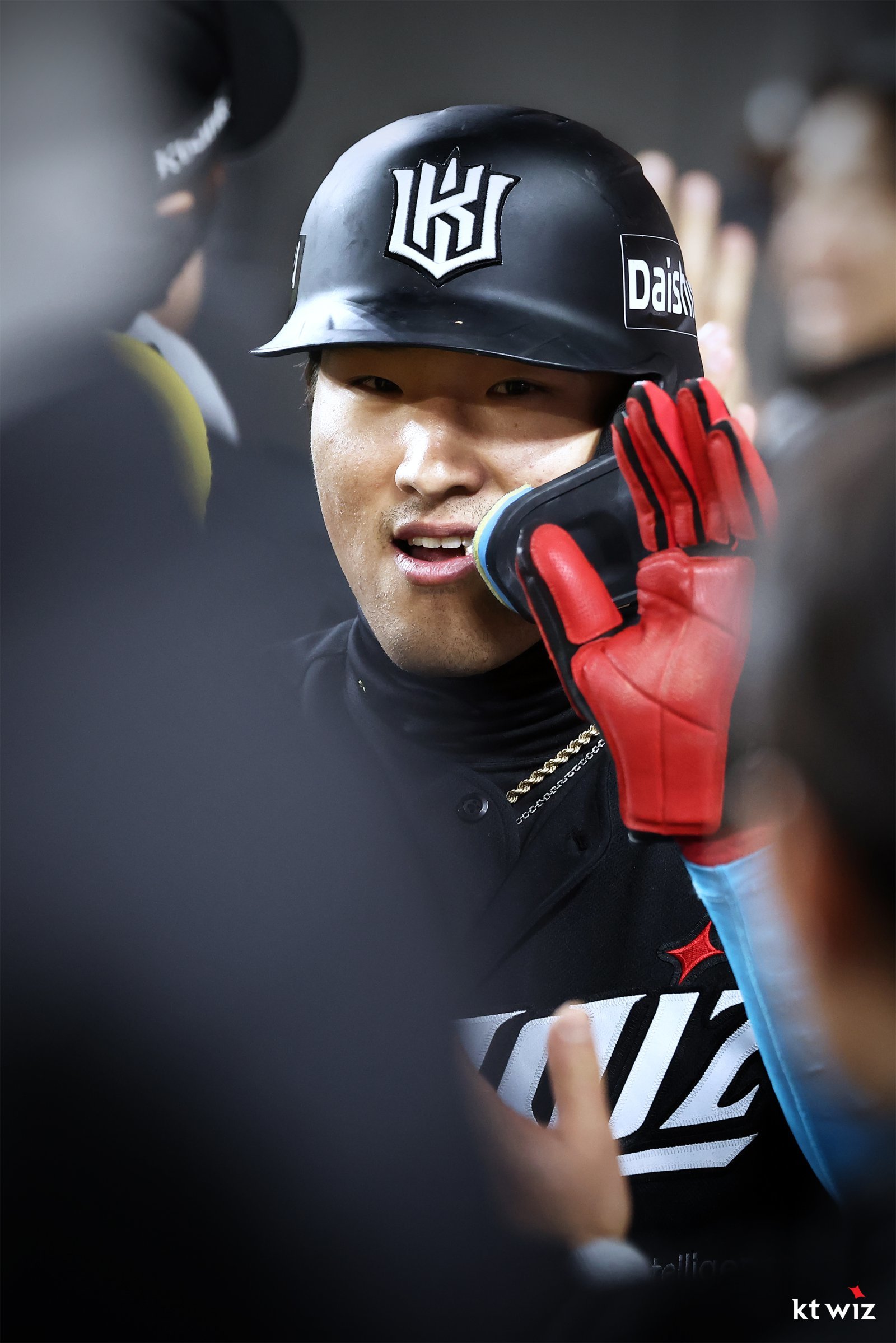 가슴 쓸어내린 KT, 손에 공 맞은 안현민 타박상 소견…“민감한 부위인데 다행”