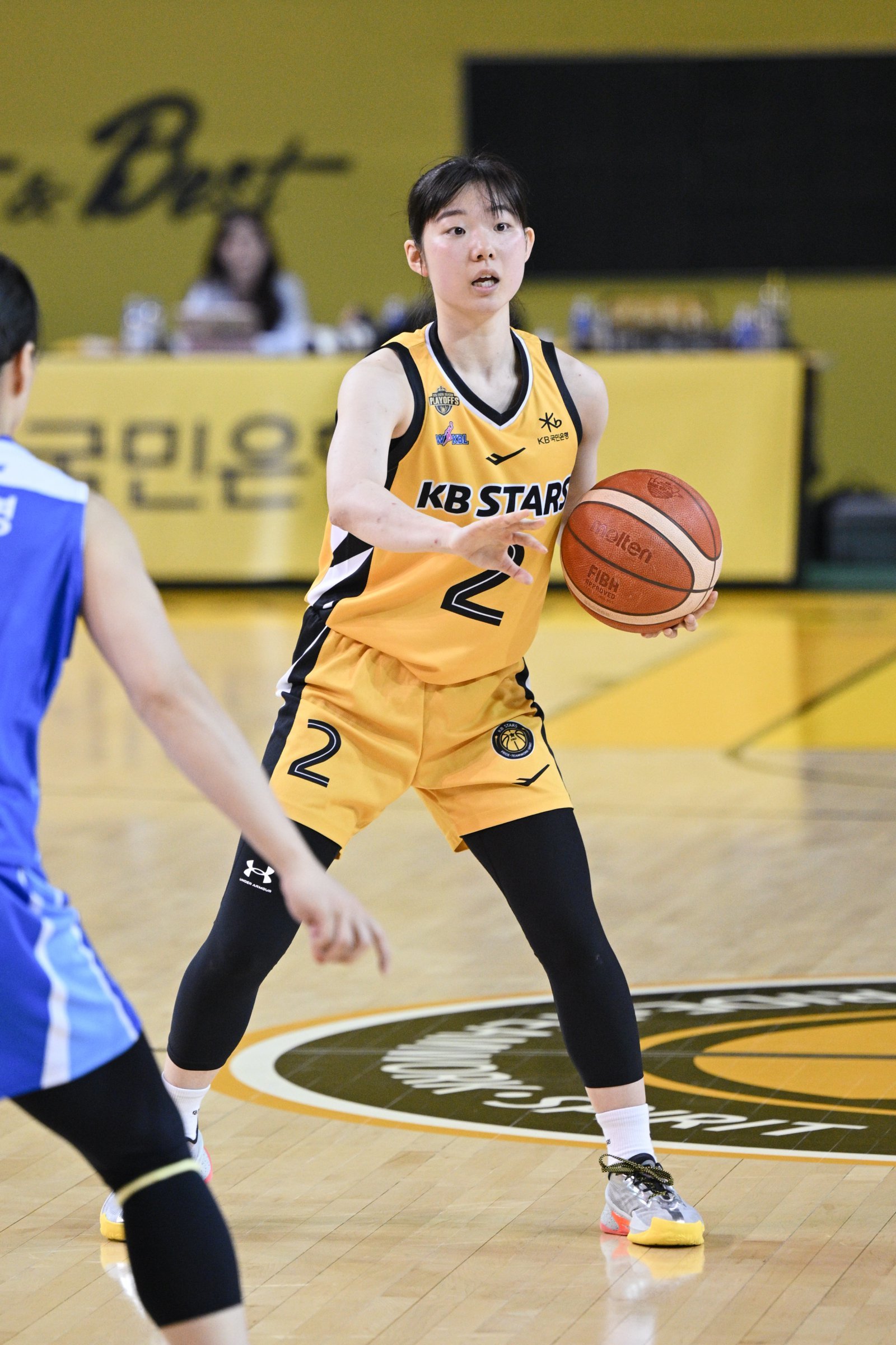 KB스타즈 허예은이 8일 청주KB스타즈챔피언스파크서 열린 우리은행과 4강 PO 1차전서 동료들에게 패턴을 지시하고 있다. 사진제공｜WKBL