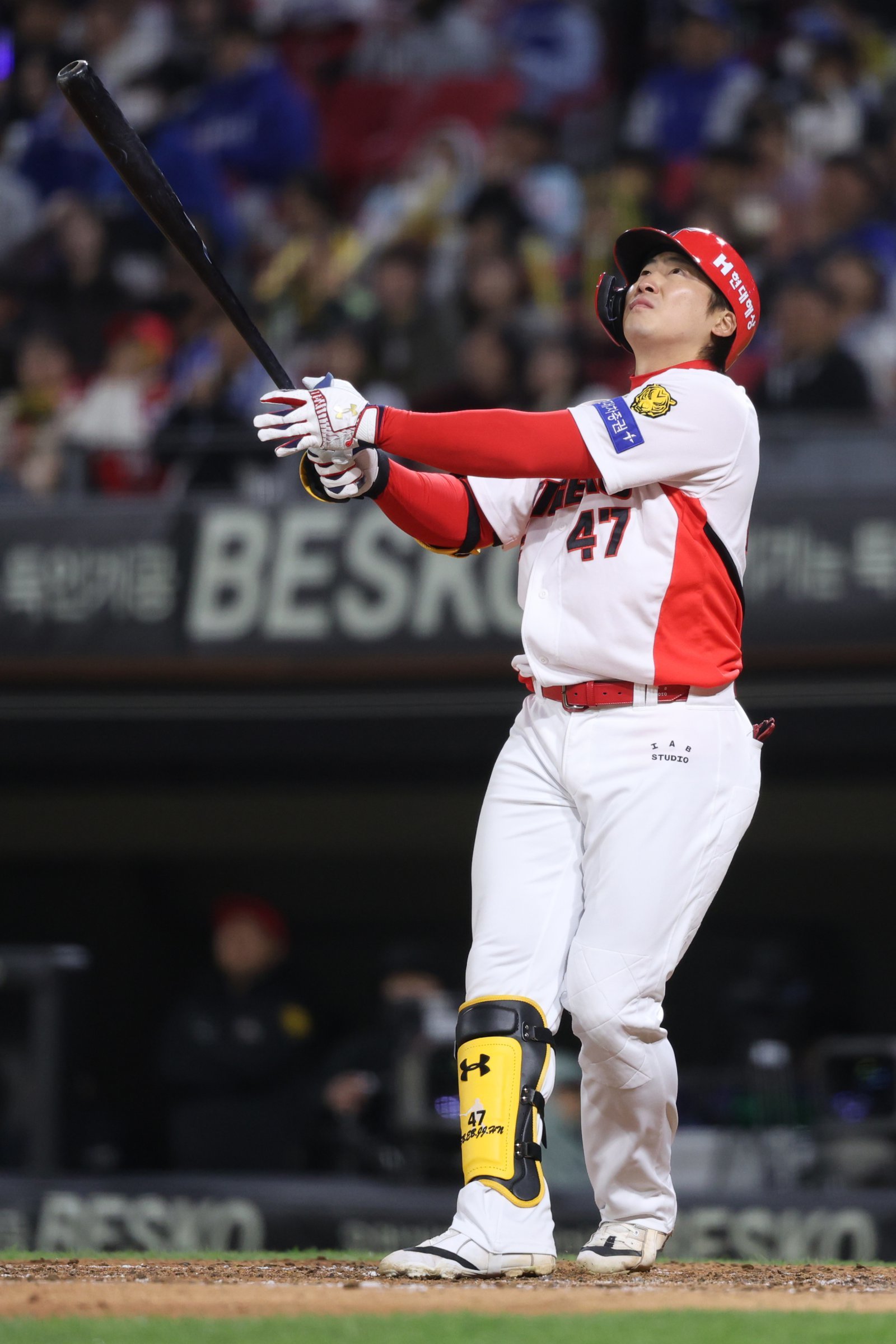 KIA 나성범은 8일 광주 KIA챔피언스필드서 열린 ‘2026 신한 SOL KBO리그’ 삼성 라이온즈와 홈경기서 자신이 친 공을 바라보고 있다. 사진제공｜KIA 타이거즈 