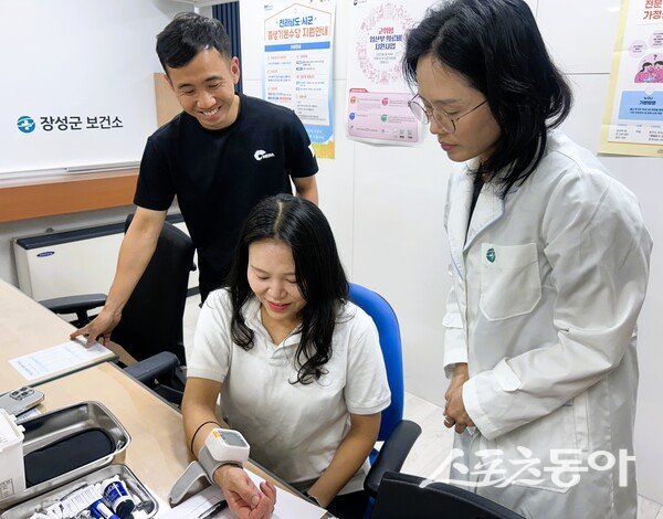 장성군이 디지털 기기를 활용한 임산부 건강 종합 지원정책을 추진 중이다. 군은 오는 10일까지 ‘스마트 맘케어’ 사업에 참여할 임산부를 모집한다. 사진제공 I 장성군