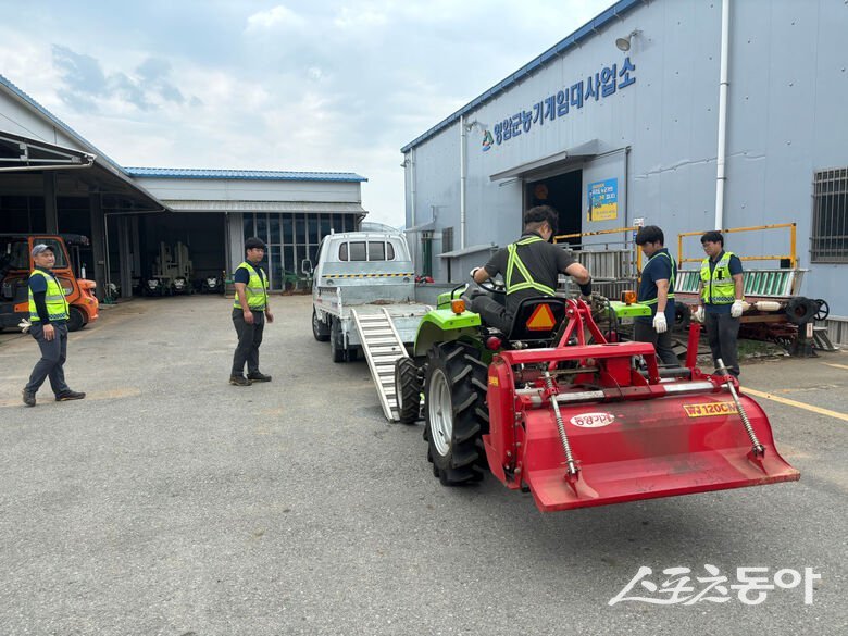 영암군이 농기계 운반에 어려움을 겪는 농업인을 위해 임대농기계 운송 서비스를 4월부터 시범 운영하고 있다. 사진제공 I 영암군