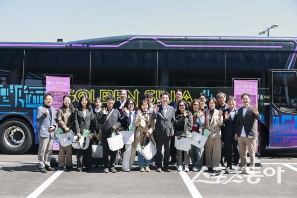경주시가 ‘골든 신라 경주 XR 버스’ 출범식을 열고 본격적인 운영에 들어갔다. 사진제공 ㅣ 경주시