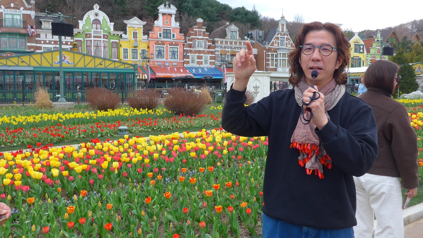 튤립축제에 대해 설명하기 위해 마이크를 잡은 ‘꽃바람 이박사’ 이준규 그룹장