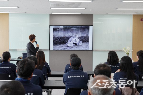 울진군이 ‘2026년 해녀·해남 심화과정 3기’ 오리엔테이션을 열고 교육을 진행하고 있다.  사진제공 ㅣ울진군