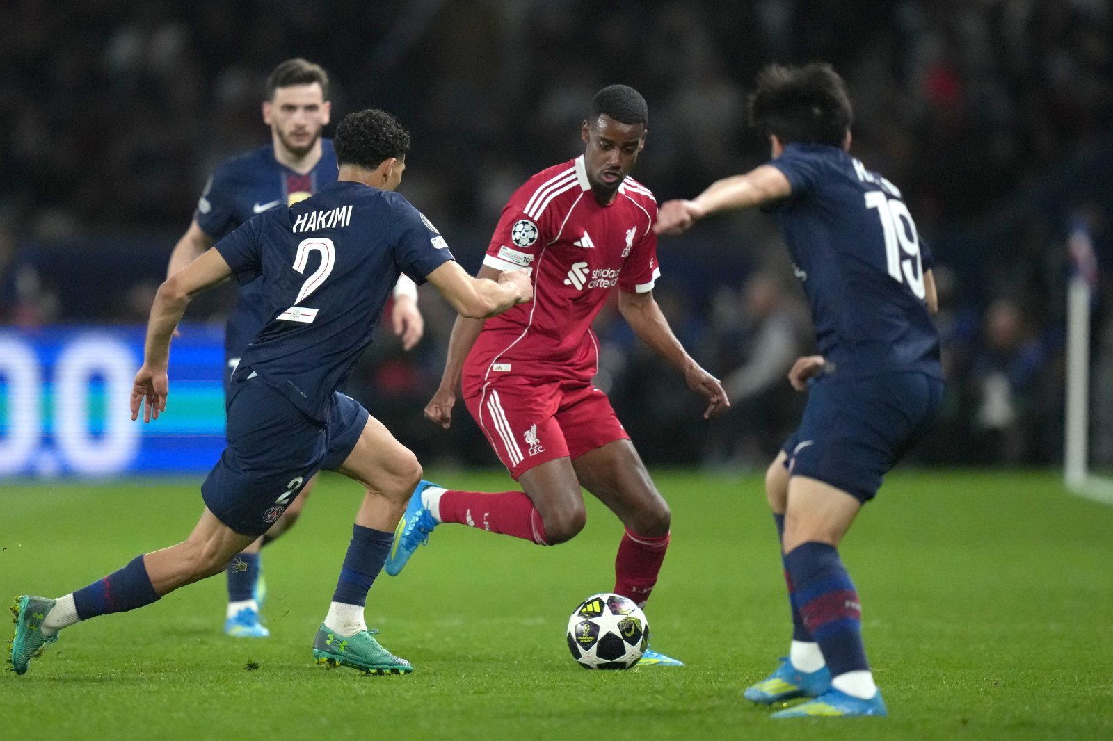 PSG 이강인(19번)과 야슈라프 하키미가 9일(한국시간) 파리의 파르크 데 프랭스에서 열린 UCL 8강 1차전 홈경기에서 리버풀의 알렉산더 이삭의 드리블을 협력 수비로 차단하고 있다. 파리｜AP뉴시스