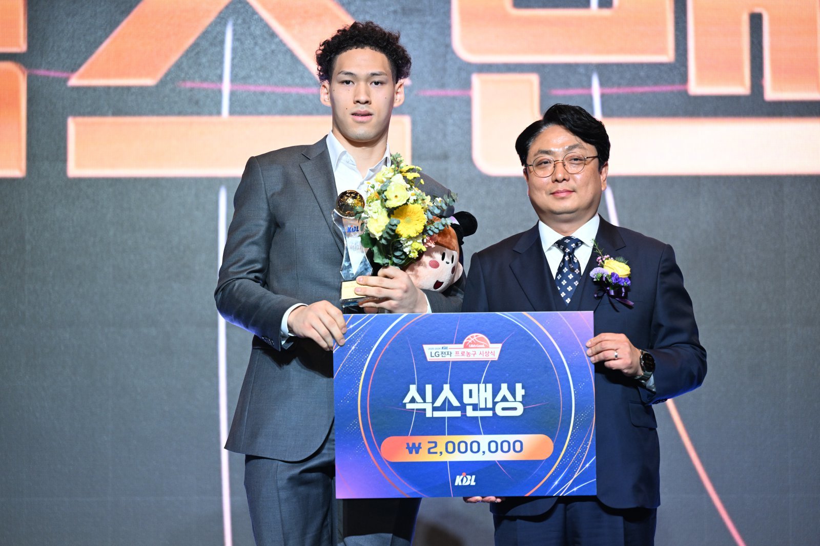 KBL 사상 첫 고졸 신인 식스맨상 수상…‘SK 에너지’ 다니엘, 리그서 인정받다 [KBL 시상식]