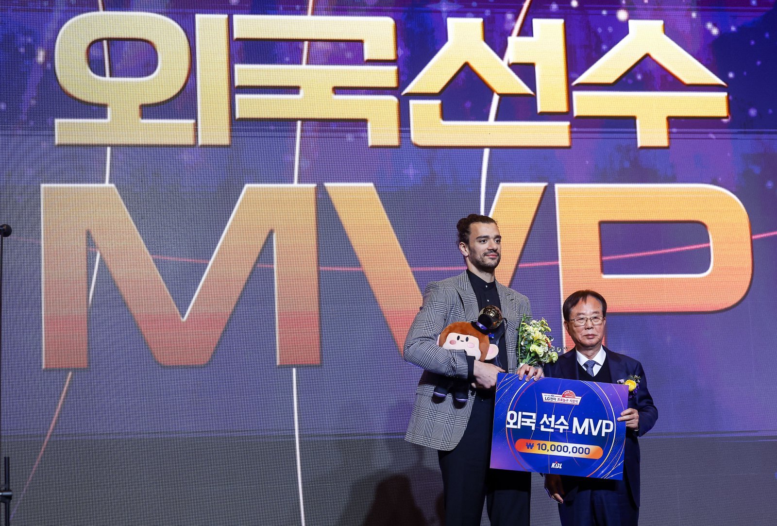 LG 아셈 마레이(왼쪽)가 9일 삼성동 그랜드인터컨티넨탈서울 파라나스서 열린 ‘2025~2026 LG전자 프로농구’ 정규리그 시상식에서 외국선수 MVP에 뽑힌 뒤 미소를 보이고 있다. 뉴시스