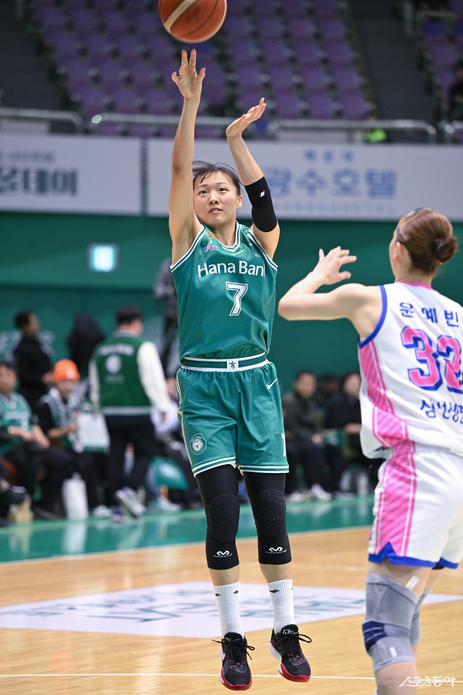 정예림과 진안이 포문 열고 4Q 이소희와 박진영이 깜짝 활약 펼친 하나은행, 창단 이후 14년 만에 감격의 첫 PO 승리!