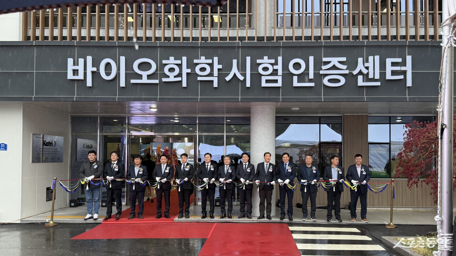 전라남도는 생분해성 플라스틱 산업의 핵심 인프라로 자리잡을 ‘여수 바이오화학 시험인증센터’가 9일 여수 국가산업단지 미래혁신지구에 개소했다. 사진제공=전남도