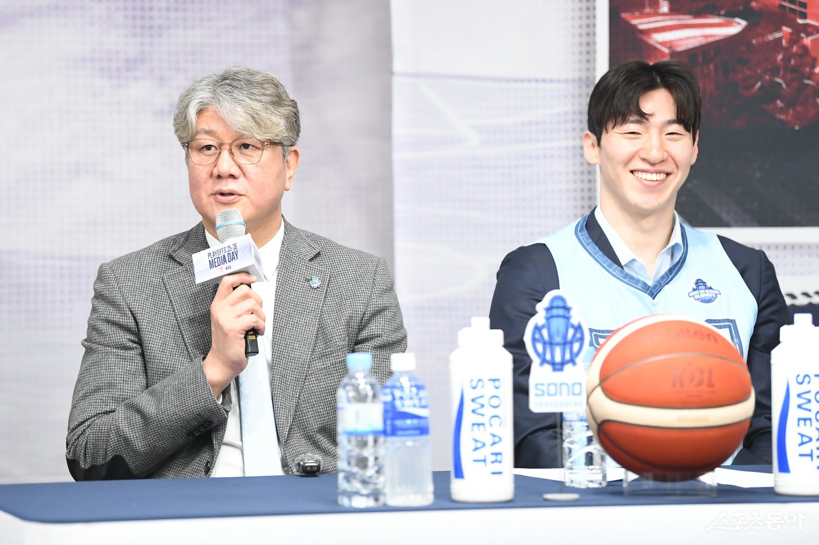 손창환 소노 감독(왼쪽)과 이정현이 10일 KBL센터서 열린 플레이오프 미디어데이서 포부를 전하고 있다. 사진제공｜KBL