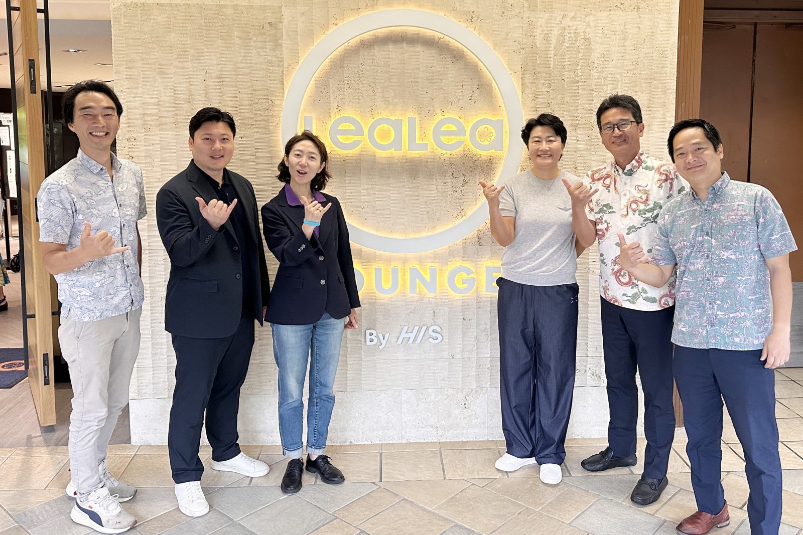 송미선 하나투어 대표(사진 왼쪽 세번째)가 하나투어와 H.I.S. 관계자들과 함께 하와이 와이키키 레아레아 라운지 앞에서 기념촬영을 하고 있다 사진제공 하나투