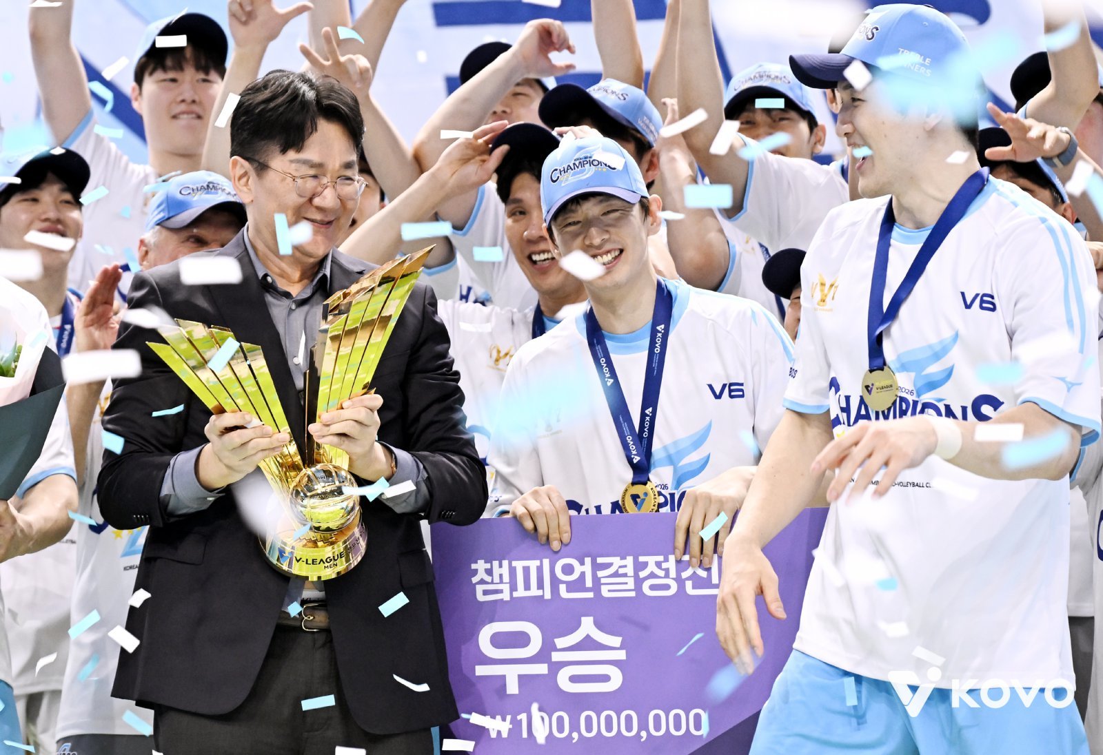 대한항공 한선수(가운데)가 10일 인천 계양체육관서 열린 챔피언 결정전 5차전서 우승을 확정한 뒤 우승팻말을 들고 기뻐하고 있다. 사진제공|KOVO