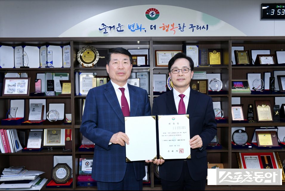 백경현 시장(윈쪽)이 윤용근 대표변호사를 지난달 31일 구리시 고문변호사로 위촉하고 있다.