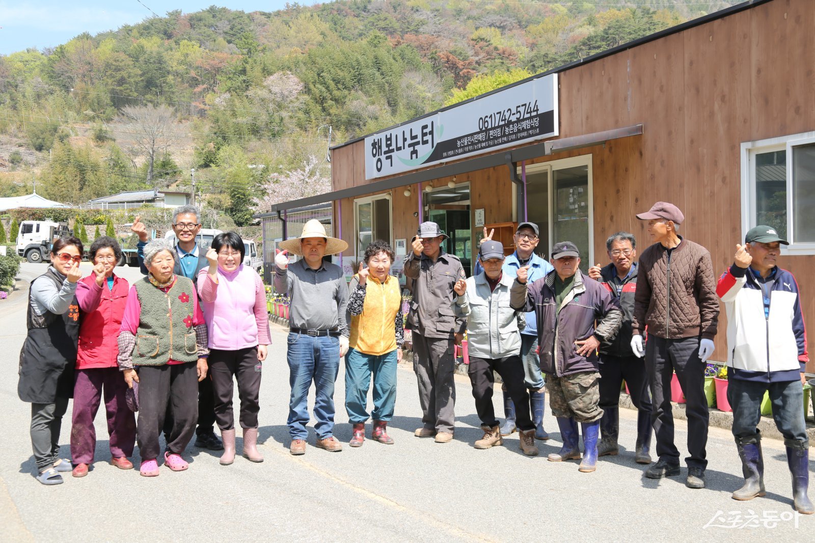 순천시 별량면 대치마을이 11일 ‘마을 가꾸기’ 행사를 개최하고 기념촬영을 하고 있다. 사진=박기현 기자