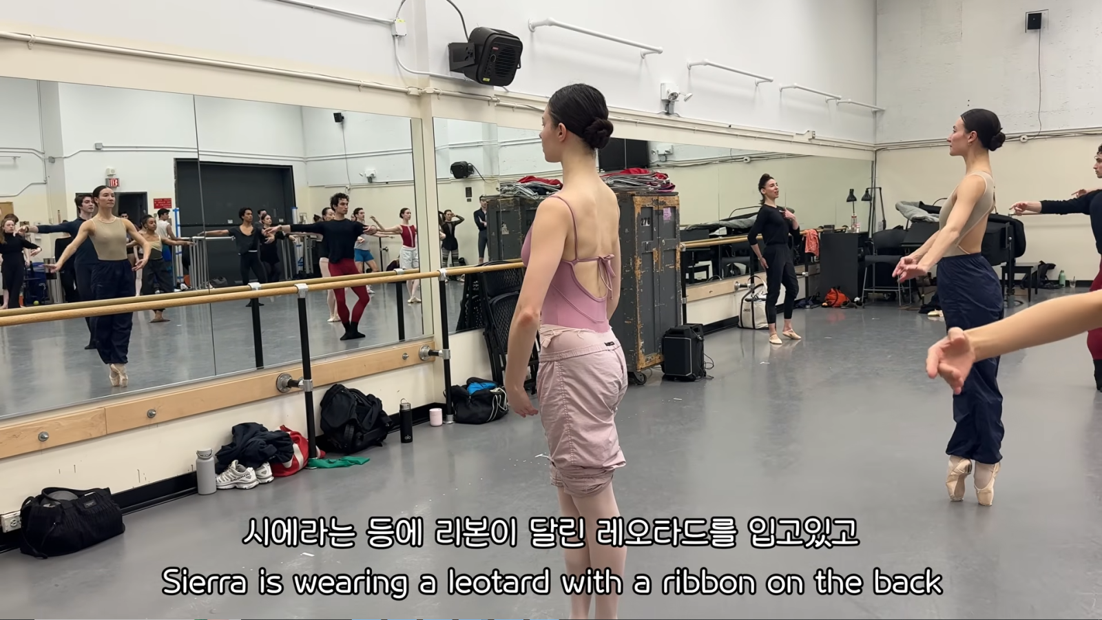아메리칸 발레 시어터(ABT)의 발레리노 한성우는 최근 유튜브에서 뉴욕 발레리나들의 스타일을 소개하며 발레코어룩의 ‘유행 조짐’을 짚기도 했다. 사진 캡처｜유튜브 채널 ‘한성우 Sungwoo Han’