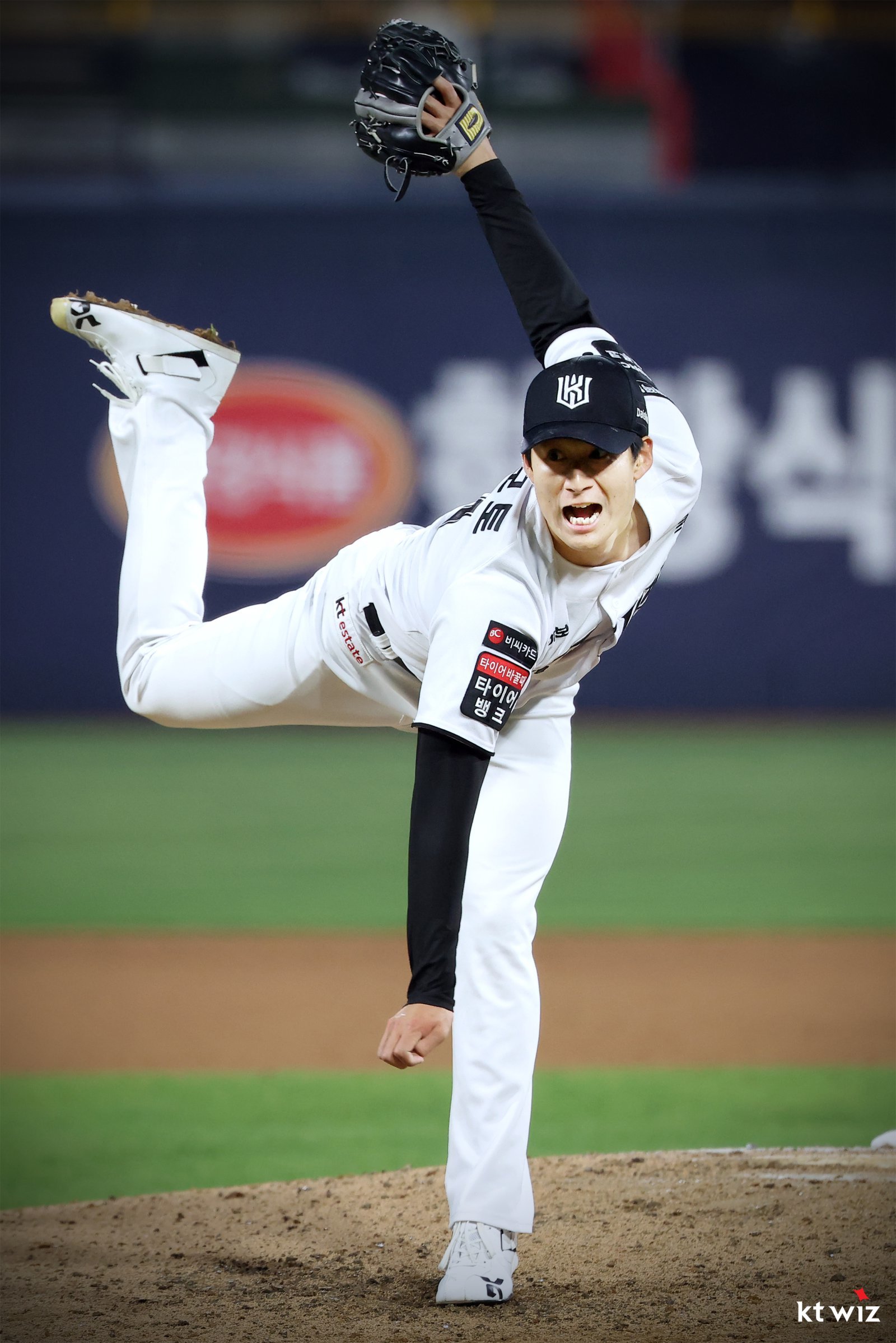 “한국 타자들 직구 잘 쳐” 이강철 KT 감독, 면담 요청한 스기모토와 상담한 사연