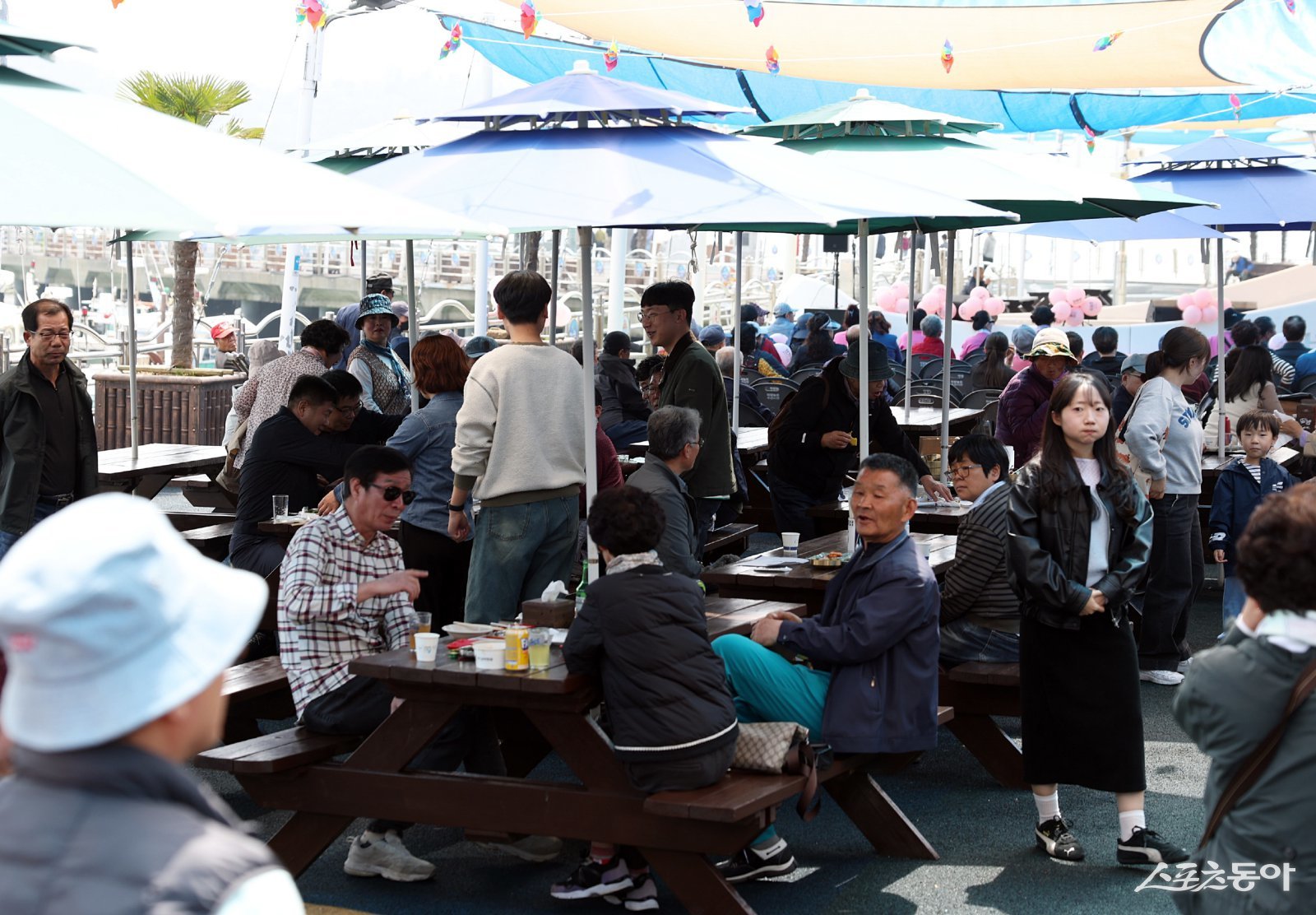 강진군 마량놀토시장이 관광객들로 북적이고 있다. 사진제공=강진군